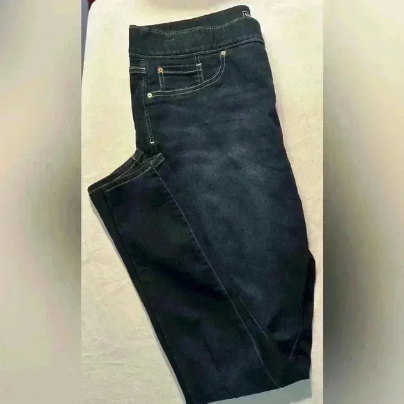 Size 32/16Levi’s Signature Pull-on pants Jeans
32” inseam - Picture 1 of 7